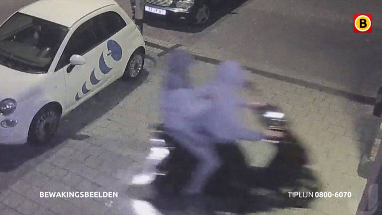 De scooter reed vol naar binnen