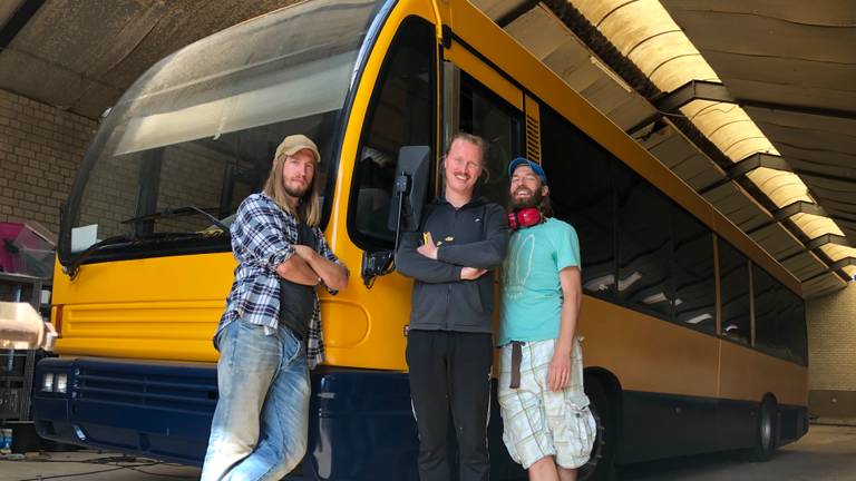 De trotse bandleden voor hun nieuwe festivalbus (van links naar rechts: Niels van den Bogaert, Sander Ottens en Frank van den Bogaert).