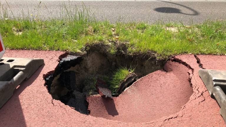 De sinkhole heeft een doorsnede van een meter (foto: Rogier van Son)