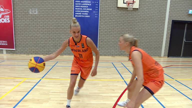 Jill (27) en Loyce (25) Bettonvil uit Den Bosch doen mee aan het WK Basketball 3x3.