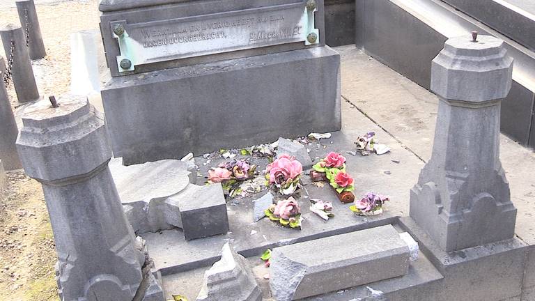 Veel grafmonumenten op begraafplaats 't Heike in Tilburg zijn in slechte staat, een stichting wil ze laten opknappen.