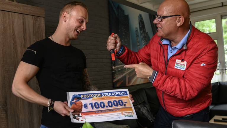 Zoon Bas neemt de prijs namens zijn vader in ontvangst.