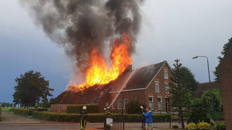 Het middelste deel van de schuur is door de brand volledig verwoest. (Foto: Erik Haverhals/Foto Persbureau Midden Brabant)