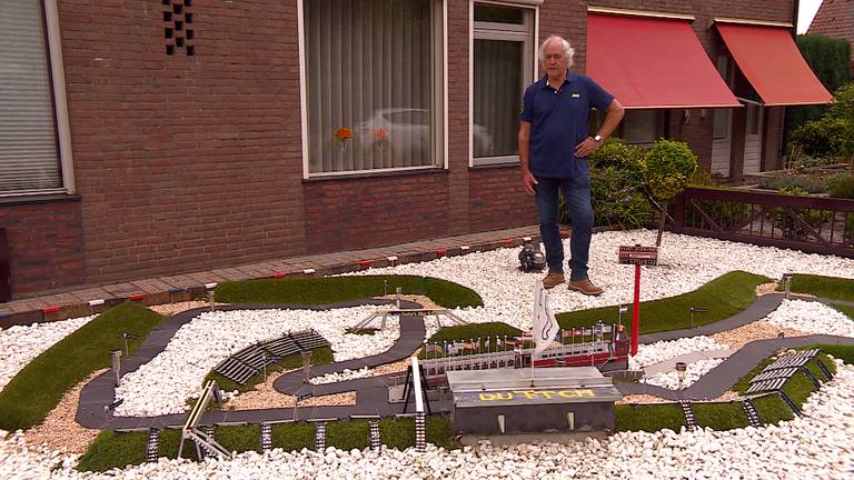 Toon Smits bij het TT-circuit in zijn voortuin