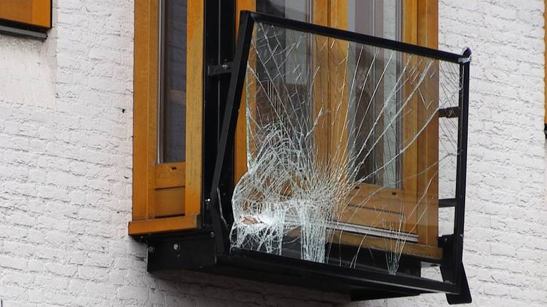 Het glazen balkon heeft opnieuw veel schade. (foto: Raymond Merkx)