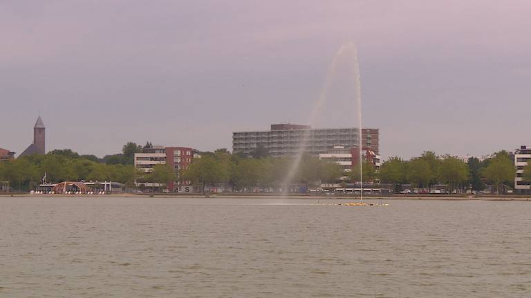 De fontein in de Binnenschelde is stilgelegd na onrust over blauwalg. (foto: Erik Peeters)