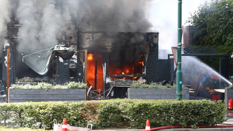 De snackbar staat in lichterlaaie. (Foto: Charles Mallo)