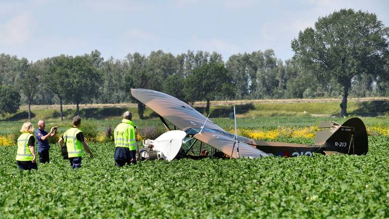 De staart van het witte toestel zit vast in het andere vliegtuig. Foto: Erald van der Aa