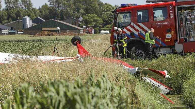 Het gecrashte vliegtuigje bij Oudemolen Foto: Joey Bremer / MediaTV