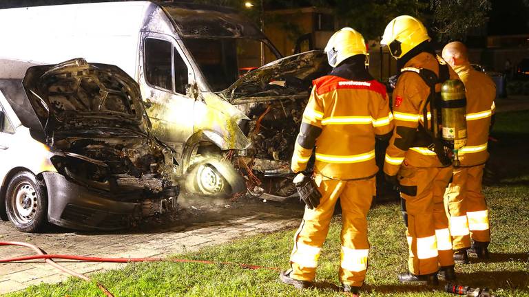 De bestelbusjes brandden uit aan de Verdistraat in Oss. (Foto: Gabor Heeres)