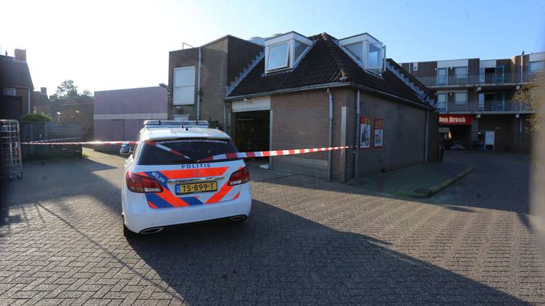 De politie doet onderzoek rond de supermarkt aan het Schoonhout in Etten-Leur. (Foto: Iwan van Dun/Obscura Foto)