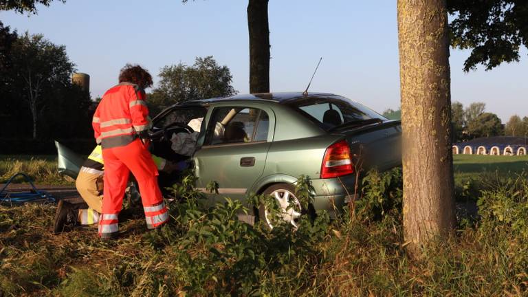 Het ongeluk op de Slagkampweg in Rosmalen gebeurde rond kwart voor zes 's nachts. (Foto: Sander van Gils/SQ Vision)