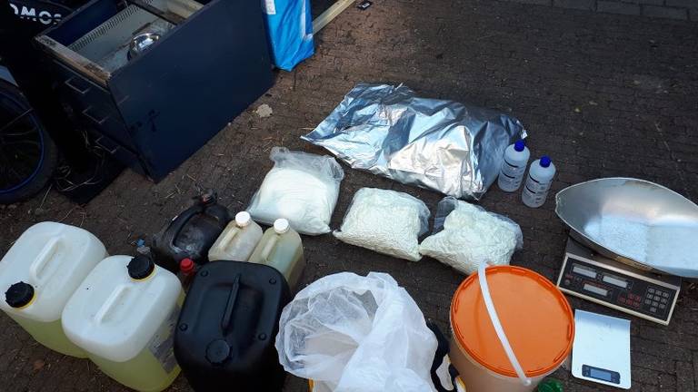 Naast kilo's harddrugs en synthetische drugs werden ook andere drugs gerelateerde spullen in beslag genomen. (Foto; politie)