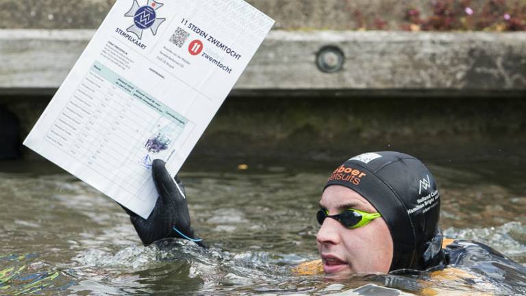 Maarten van der Weijden stempelt in Hindeloopen (Foto: ANP)