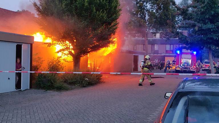 De uitslaande brand verwoestte de carport en twee auto's. (Foto: Iwan van Dun/Reality Photo)