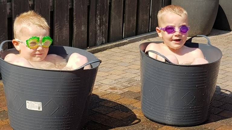 Deze jongens hebben geen airco nodig(Foto: de Tilburgse familie Hersmis.)