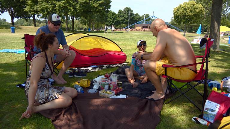 Badgasten in badkleding op Aquabest