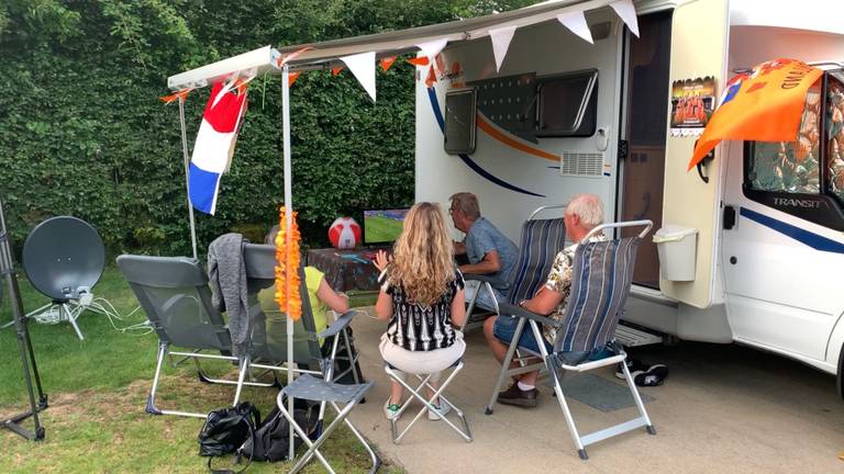 Ton en Lidy Seuntjens zijn gek op voetbal en Oranje. (foto: Ronald Sträter)