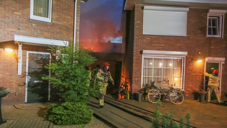 Het vuur werd rond halfvier ontdekt. (Foto: Pim Verkoelen/SQ VIsion)