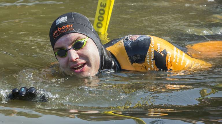 Maarten van der Weijden tijdens zijn zwemtocht. (Foto: ANP)