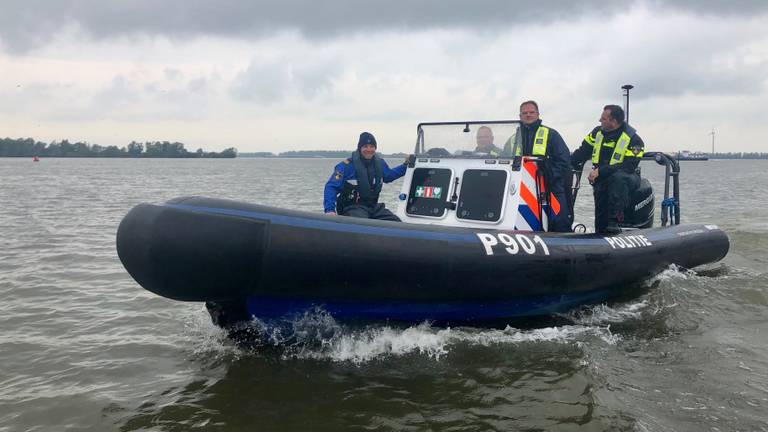 Agenten worden opgeleid als bemanningslid van de politieboot (Foto: Erik Peeters)