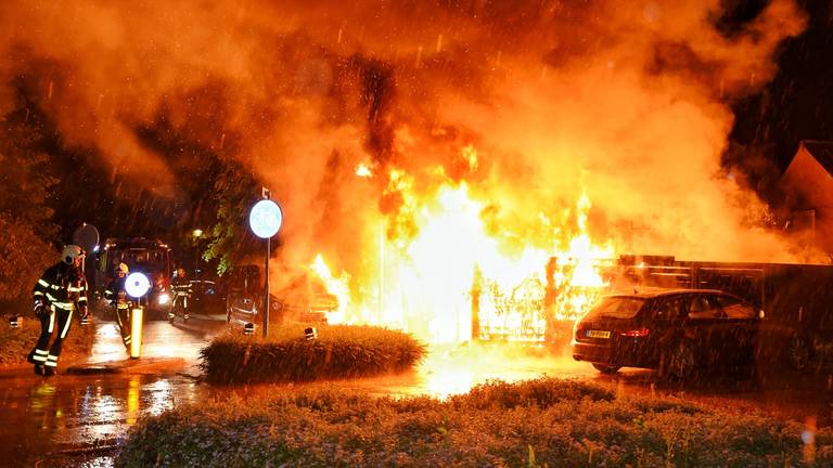 Het vuur verwoestte de overkapping en de schutting in Berkel-Enschot (foto: Toby de Kort).