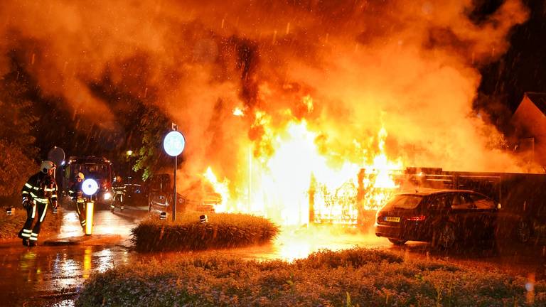 Het vuur verwoestte de overkapping en de schutting in Berkel-Enschot. (Foto: Toby de Kort)