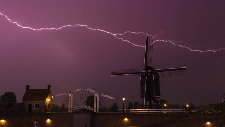 Bliksem boven Heusden (foto: Paul Begijn).