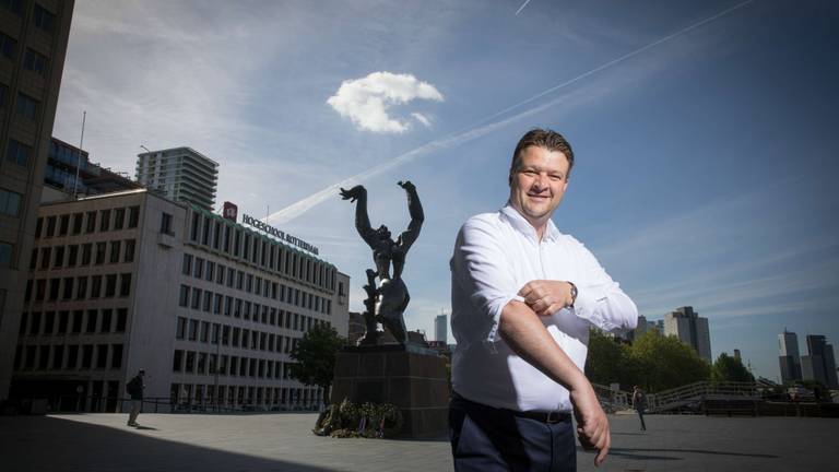 Rotterdammer Han van Midden is donderdagavond geïnstalleerd als burgemeester van Roosendaal.