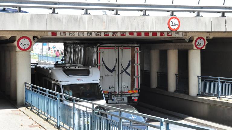 Weer een vrachtwagen vast onder het viaduct. (Foto: FPMB Foto Persbureau Midden Brabant)