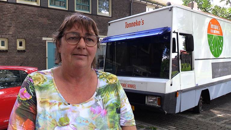 Tonny Steenis, ofte wel Tonneke, is in Tilburg een begrip met haar rijdende winkel.
