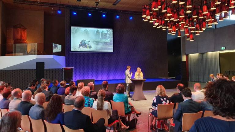 De presentatie van het akkoord in het provinciehuis.