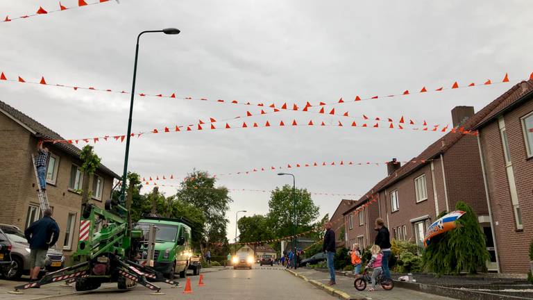 Bewoners van de Oranjeboombuurt hangen vier kilometer aan vlaggetjes op. (Foto: Birgit Verhoeven)