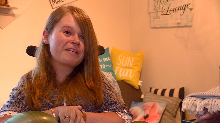 Anouk (22) heeft de zeldzame spierziekte SMA. (Foto: Jacqueline Hermans)