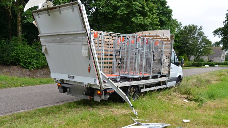 Het dak en de zijkant liggen eraf door de botsing (foto: Perry Roovers/SQ Vision).