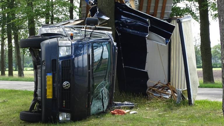 Een bestelbus waaide om in Elsendorp (foto: Venema Media).