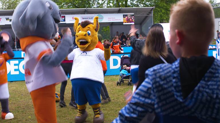 De Tilburgse Merl Roep alias Orange Donkey is erg blij met haar tweede plaats bij de Fun Experts Open NK Mascottes 2019 (Foto: Dirk Verhoeven)