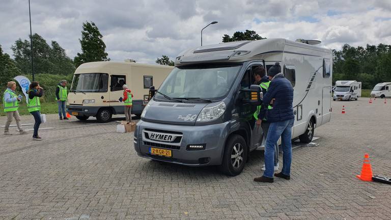 Tientallen mensen laten hun geliefde campers wegen. (Foto: Collin Beijk)