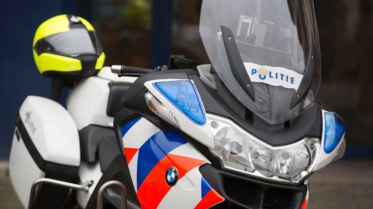 De vrouw zat op de motor van de agent en schopte hem (foto: politie.nl).