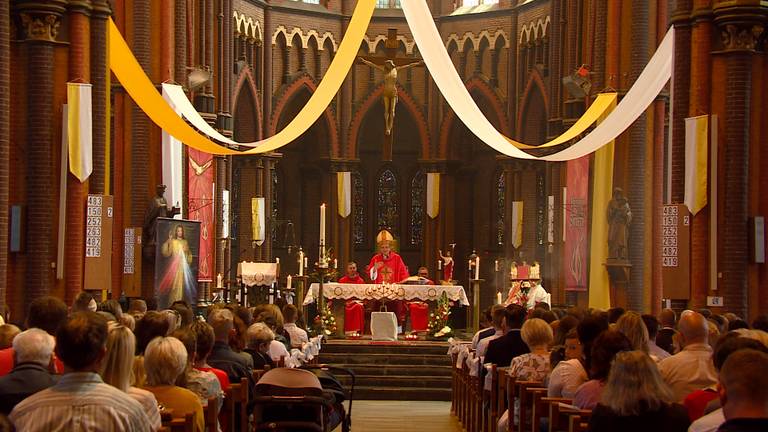 De Poolse bisschop gaat de dienst voor in de Sint-Trudokerk in Eindhoven. (Foto: Tessel Linders)