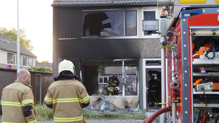 De brandweer kon niet voorkomen dat het huis uitbrandde. (Foto: Anja van Beek/FPMB)