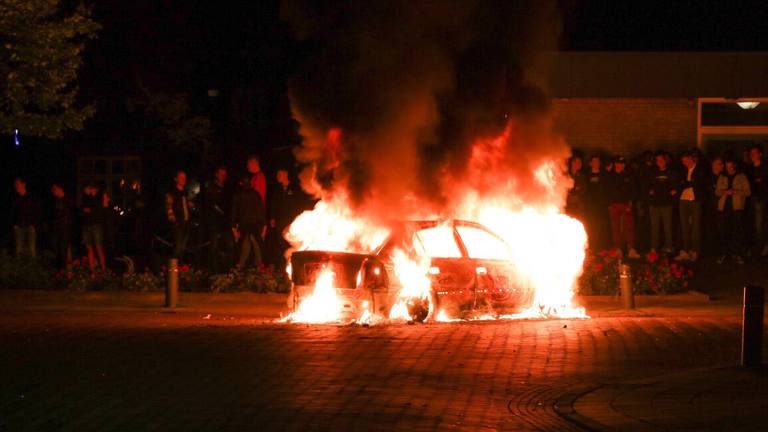 Zo'n honderd mensen bekeken de autobrand in Veen. (Foto: Jurgen Versteeg/FPMB)