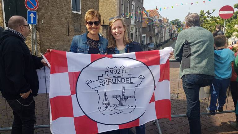 Moeder en dochter wachten in Willemstad op een voetbalteam van SV Sprundel. (Foto: Dirk Verhoeven)