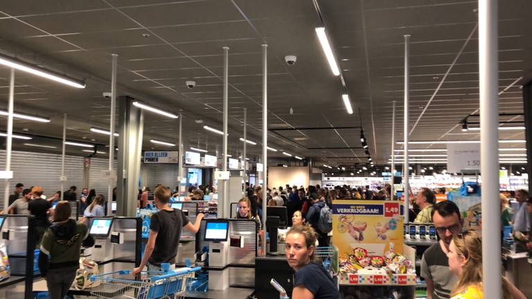 Veroorloven optie leven Klanten uur in de rij bij Albert Heijn vanwege pinstoring, ook Etos heeft  problemen - Omroep Brabant