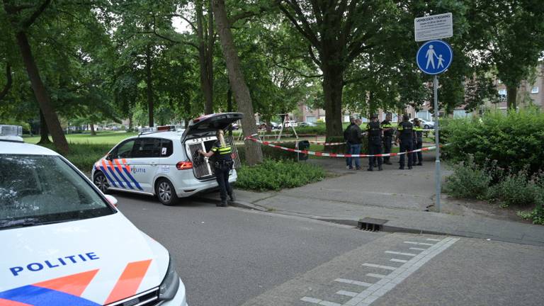 De politie onderzoekt de mishandeling in Tilburg (foto: Jack Brekelmans/Persburo BMS).