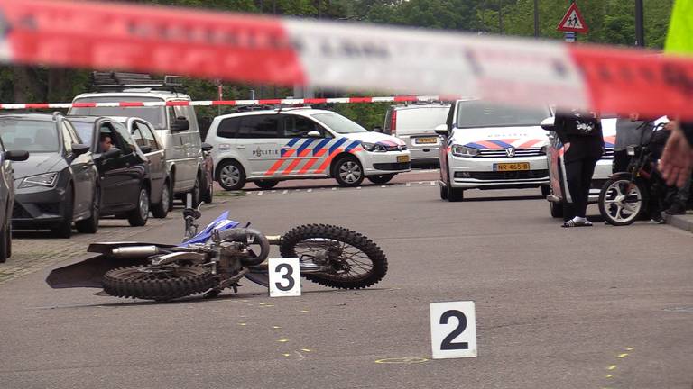 De achtergelaten motor na het ongeluk (foto: Bart Meesters).