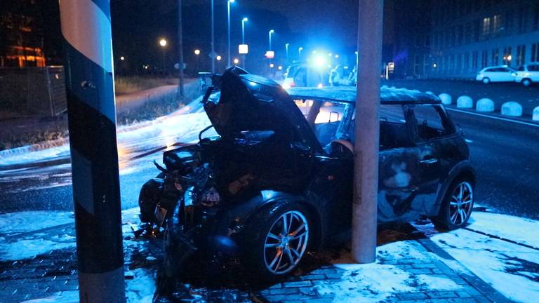 Auto vloog in brand na ongeluk (Foto: SQ Vision Mediaprodukties)