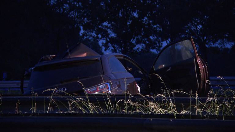 De auto kwam achterop de vrachtwagen terecht