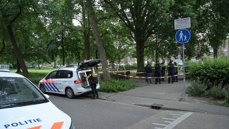 De politie onderzoekt de mishandeling in Tilburg (Foto: Jack Brekelmans/Persburo BMS).