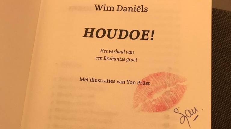 De vrouw heeft een kus in het boek gezet.